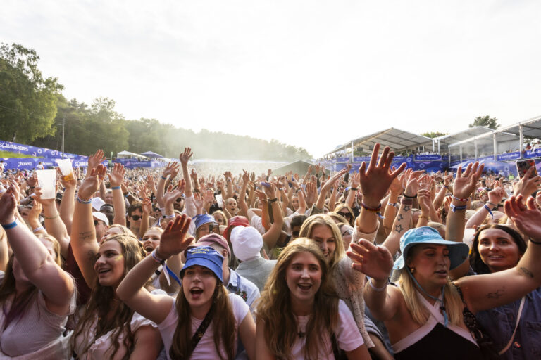 Fire artister klare for Sommerbris 2026. Foto Ihne Pedersen